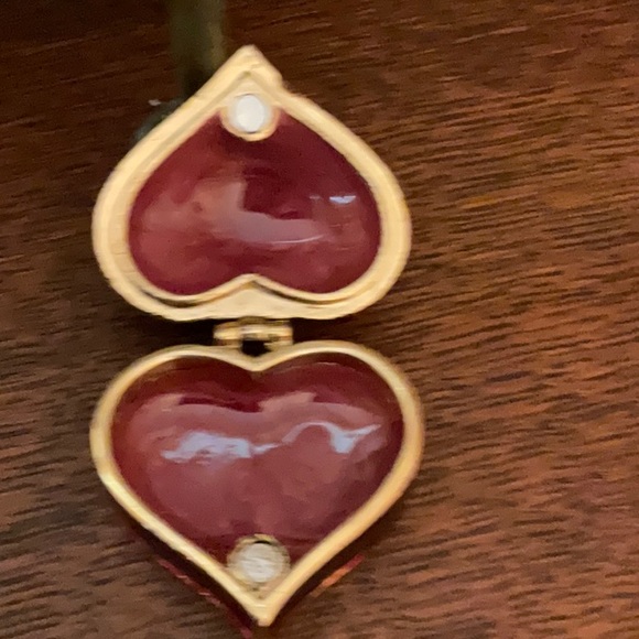 Beautiful enamel heart box. Mint condition, very nice “Limoges style “. Colors - Picture 3 of 6